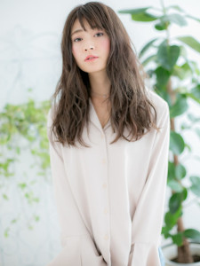 透け感グレージュでグラマラスロング