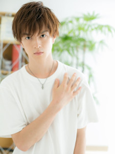 明るめカラーの無造作マッシュウルフ