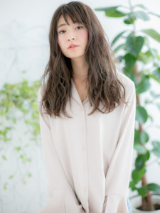 グレージュカラーでグラマラスロング