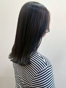 暗髪グレージュ ストレートヘア 艶カラー ミディアム 20代