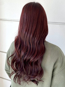 チェリーレッド ゆる巻きロング ダメージレス ブリーチ - 髪質改善 SEPT. 天神大名掲載