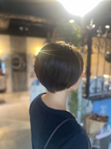 【首元まで美しく見せる、大人ショートボブ】