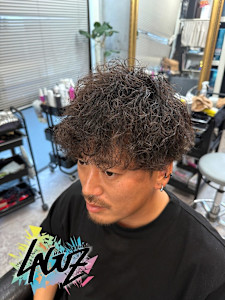 無造作に重なり合うカールが、呼吸するように動くパーマスタイル