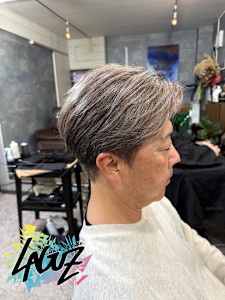 シルバーグレイ・エアリーショート - LAGUZ 茅ヶ崎 髪質改善 ヘアアレンジ掲載