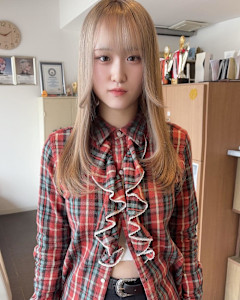 レイヤーカットセミロング顔まわりカットダブルカラーハイトーン