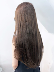 グレージュ暗めカラー顔周りレイヤー_ba568201 - IT by ALBUM 北千住店【アイティー バイ アルバム】掲載