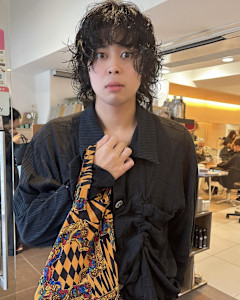 カーリーヘアラフメンズミディアムパーマ