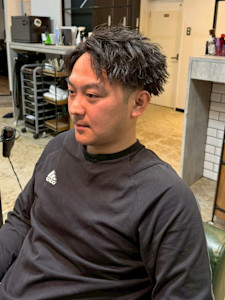ツイストスパイラルパーマ　サイドパート　メンズパーマ　カット