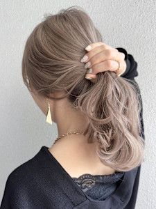 ミルクティーベージュ/全頭ブリーチ/ハイレイヤーカット - Rosier by artina 町田3号店掲載