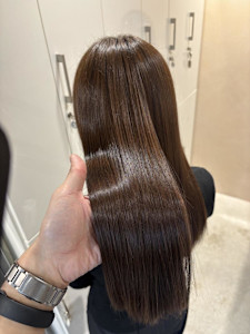 ベージュカラーローレイヤースタイル