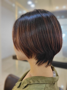 丸み×くびれで“首が細く見える”大人ショート 朝5分でキマる