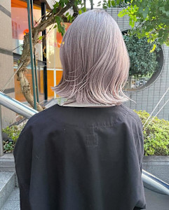ホワイトグレージュ/全頭ブリーチ/ミニボブレイヤー - Shelia by artina 町田2号店掲載