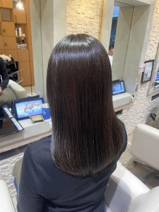 赤みを抑えて、艶で魅せる大人ブラウン