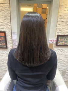 赤みを抑えて、艶で魅せる大人ブラウン