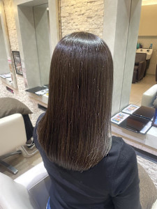 赤みを抑えて、艶で魅せる大人ブラウン