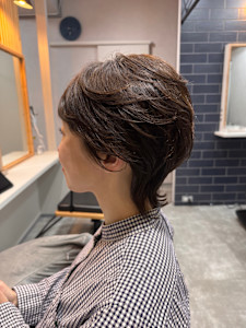 落ち着きの中に個性を忍ばせたショートウルフ