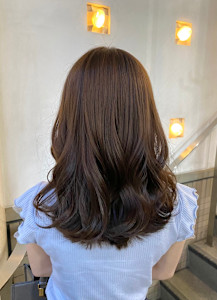 外ハネレイヤーカット・ミルクティーグレージュ