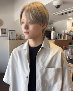 ブリーチカラーベージュハイトーン透明感センターパートマッシュ