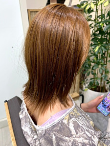 ミルクティーベージュ ミディアムレイヤー ツヤ髪カラー - Ai WilL掲載