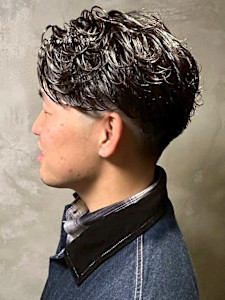 ニュアンスパーマ ツーブロック 束感 黒髪ショート 30代