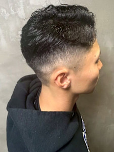 フェードカット ツーブロック 黒髪 ニュアンスパーマ