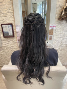 編み込みハーフアップで魅せる、大人上品アレンジ