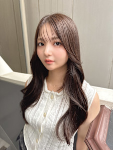 透明感と艶感アップのグレージュカラー