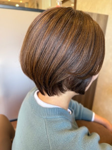 白髪を活かす艶ブラウンの丸みショートボブ - La briller 成田公津の杜【ラ ブリエ】白髪ぼかし/髪質改善/ヘッドスパ掲載