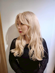 ホワイトブロンドヘア　レイヤーカット＆ブリーチカラー