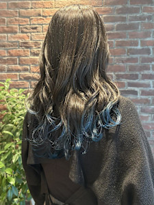 ブルーの裾カラー