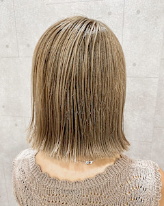 切りっぱなしボブ×ブロンドベージュ