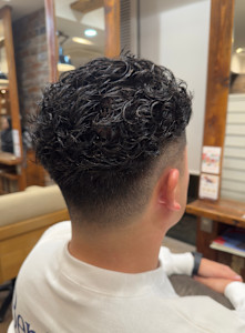 日々のセットを楽に。清潔感がある大人のデザインカットパーマ