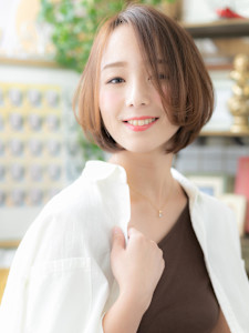 かきあげ前髪暖色系カラー前下がり丸みボブ　ウォームブラウン