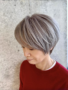 白髪ぼかし/プラチナシルバー/脱白髪染め - sweep 平尾掲載