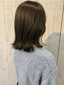 外ハネミディアムヘア