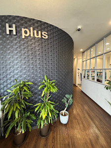 hair salon & cafe H plus(エイチプラス)