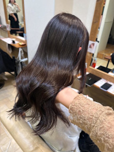 韓国風レイヤーカット艶カラーローズブラウン前髪カット 