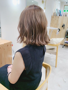ラテベージュ外ハネボブ×ミディアムボブパーマニュアンスカラー