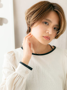 シャンパンベージュハイライトマッシュショートボブ20代30代