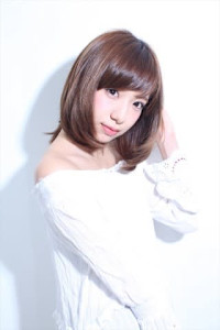 鎖骨レングスの内巻きスタイル