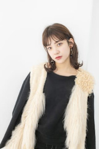 ミディアムな外ハネスタイル