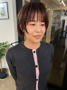 ボブ　顔まわりレイヤー　くすみピンク