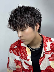 波巻きスパイラルパーマ×濡れ髪マッシュで大人の色気を演出！