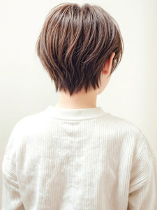 シールスルー前髪ハイライト丸みショートp1　脱白髪染め