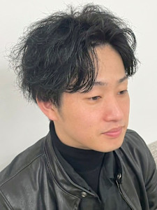 ニュアンスパーマ センターパート 黒髪 ツーブロック 30代