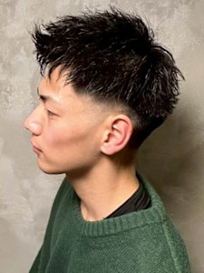 スキンフェード ツーブロック 黒髪ショート アップバング