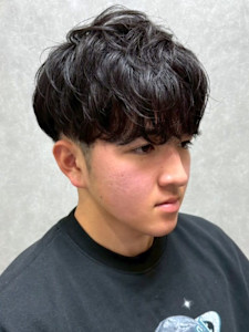 ナチュラルパーマ ツーブロック マッシュ 黒髪ショート