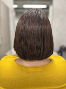 つや感カシスレッドの内巻きボブ