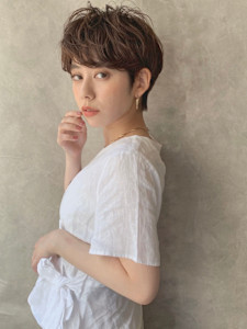 丸顔面長40代50代×絶壁解消大人美人ショートパーマ 安　 - BUMP GINZA掲載
