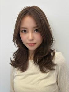 ミディアムレイヤーカット/インナーカラー/イヤリングカラー